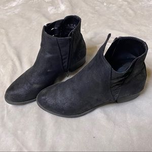 Black booties 
Size 7.5
Lattice detail on sides